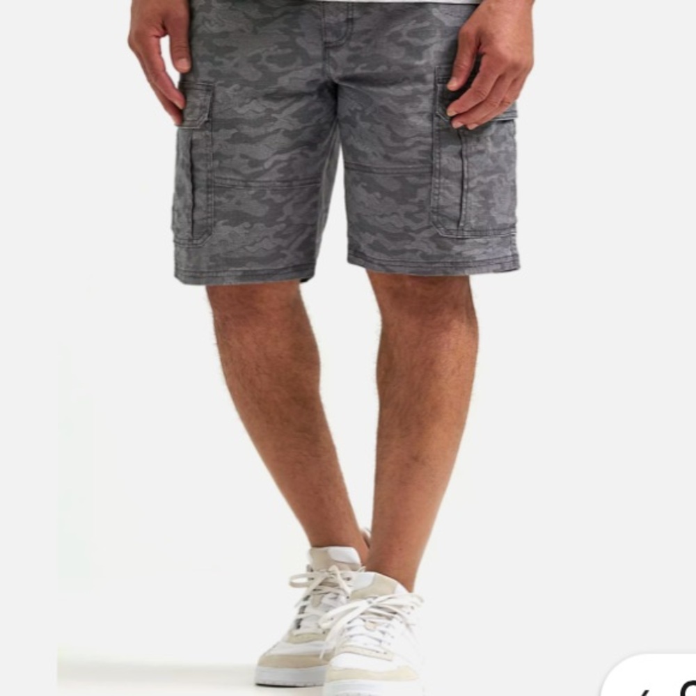 NWT Wrangler Gray Camo Cargo Shorts relaxed fit